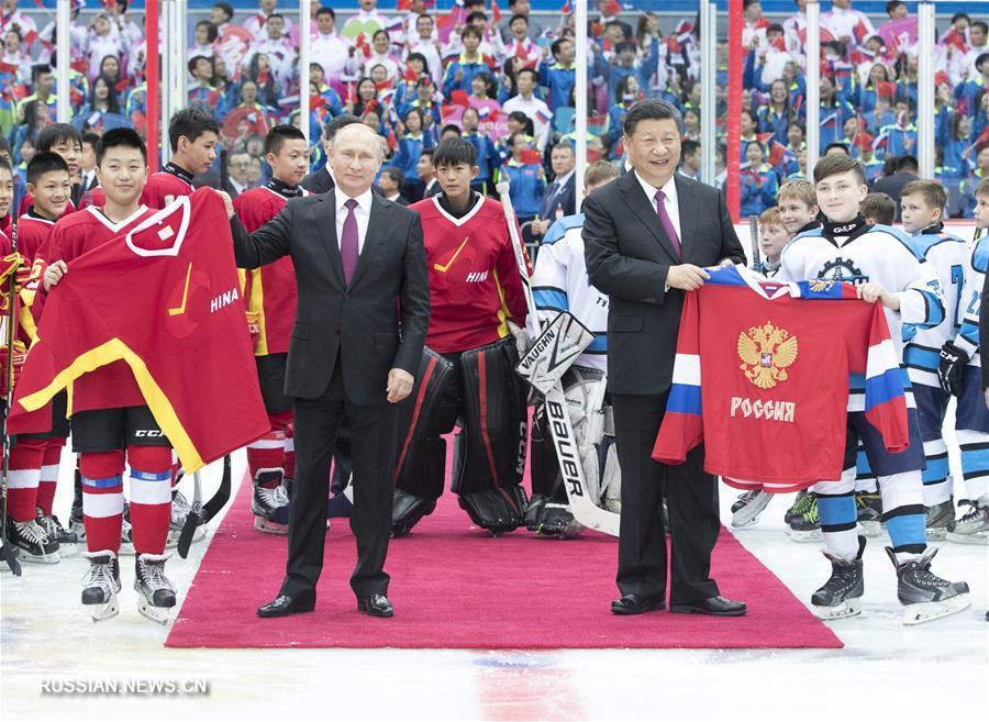 Си Цзиньпин и президент РФ В.Путин вместе посмотрели товарищеский матч юниорских команд Китая и России по хоккею