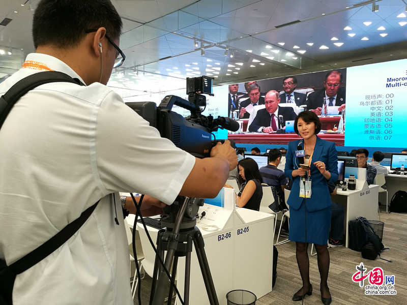 Китайские и иностранные журналисты активно освещали заседания в рамках саммита ШОС в узком и расширенном составах и комментировали выступления Си Цзиньпина