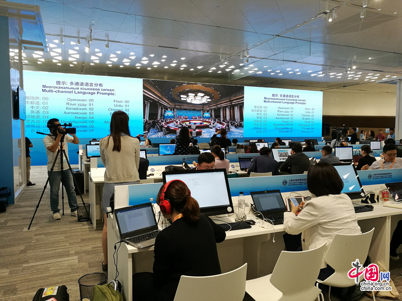 Китайские и иностранные журналисты активно освещали заседания в рамках саммита ШОС в узком и расширенном составах и комментировали выступления Си Цзиньпина