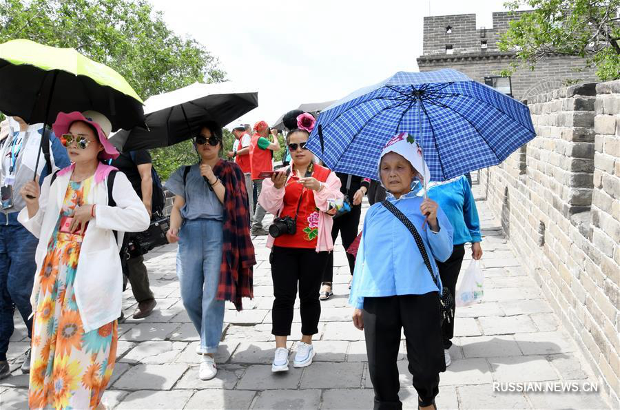 Пиковый наплыв туристов на участке Бадалин Великой Китайской стены