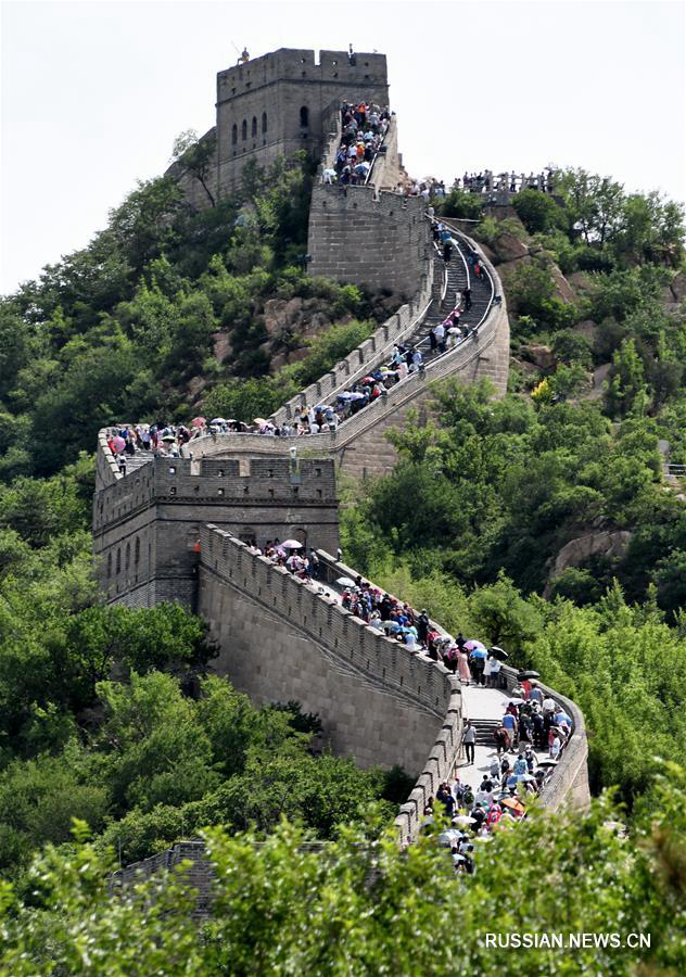 Пиковый наплыв туристов на участке Бадалин Великой Китайской стены