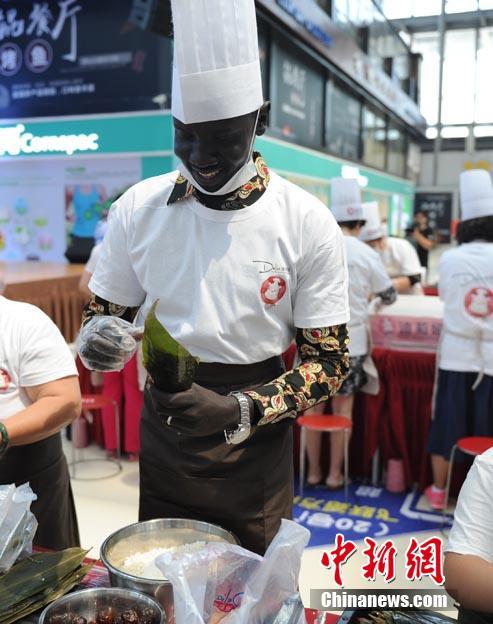 В Чанчуне состоялся конкурс по лепке рисовых шариков «цзунцзы»