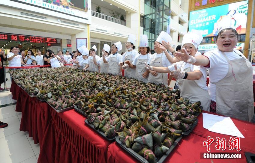 В Чанчуне состоялся конкурс по лепке рисовых шариков «цзунцзы»