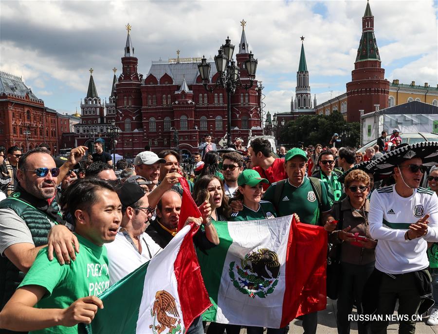 Сегодня начался отсчет последних суток до старта чемпионата мира по футболу 2018 года. По этому случаю множество футбольных болельщиков собрались на Манежной площади в Москве, где установлены часы обратного отсчета. 