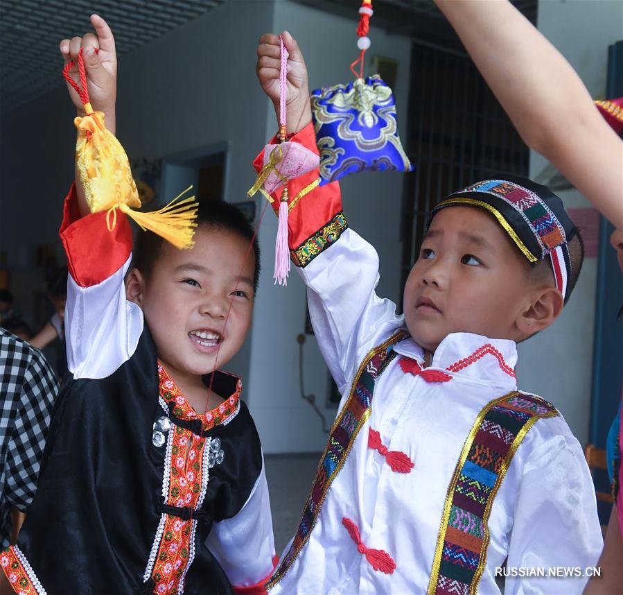 В центральном детском саду "Баоцяо" уличного комитета Хуаси уезда Чансин провинции Чжэцзян /Восточный Китай/ организовали традиционные фольклорные мероприятия по случаю приближающегося праздника Дуаньу. 