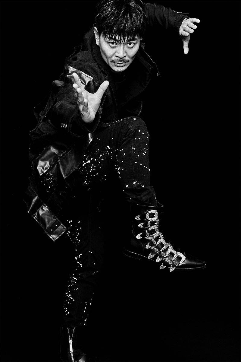 Кунфу-звезда У Юе в черно-белых фото