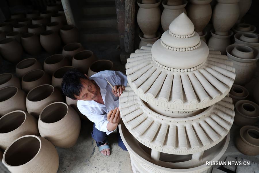Чунцин, 20 июня /Синьхуа/ -- Производство шицзитоской глиняной керамики в районе Цяньцзян Чунцина /Юго-Западный Китай/ имеет более чем 1000-летнюю историю. Технология ее изготовления сложна и включает такие этапы, как выбор глины, разминание, производство заготовки на гончарном круге, просушку, нанесение орнамента, глазурование, обжиг.  65-летний мастер шицзитоской керамики Лю Пэйлян в детстве научился у отца искусству изготовления глиняных кувшинов и занимается этим делом более 50 лет.  В последние годы Лю Пэйлян привносит инновации в традиционную технологию, создавая вазы для цветов, кувшины для вина, чайницы, чашки, блюдца, тарелки и прочую домашнюю утварь и художественные изделия. Его продукция пользуется большим спросом, благодаря чему 1000-летнее искусство продолжает жить. 