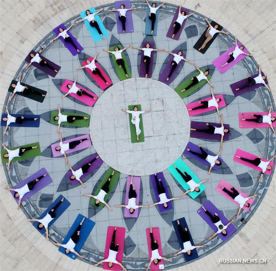 В Китае отметили Международный день йоги