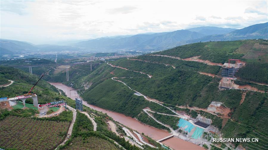 Начался монтаж балок мегамоста через реку Юаньцзян на железной дороге Китай -- Лаос 