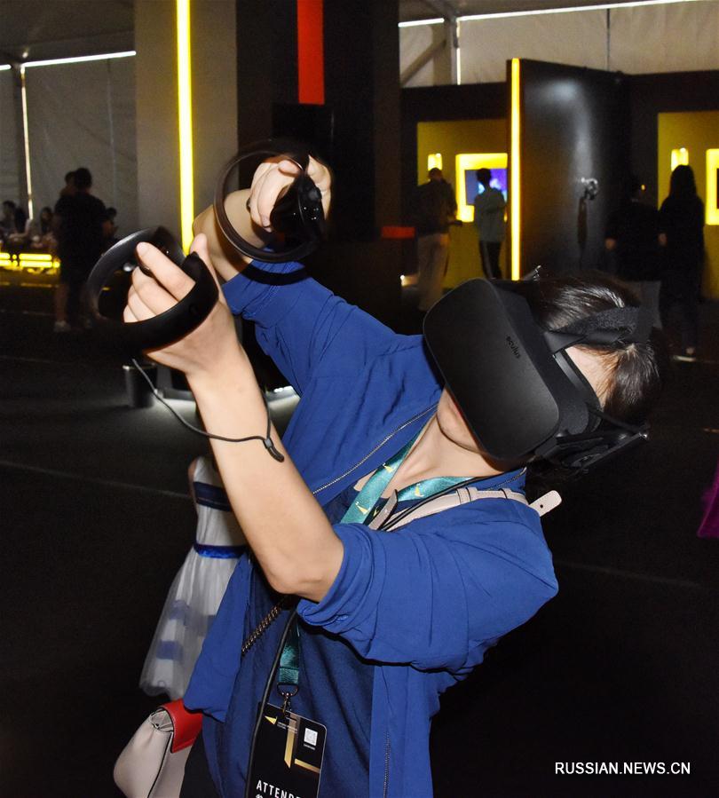 В субботу в городе Циндао провинции Шаньдун на востоке Китая открылась Международная неделя изображений виртуальной реальности /VR/. В рамках мероприятия, которое продлится до 27 июня, запланирован премьерный показ новейших 18 VR-фильмов на азиатском рынке.