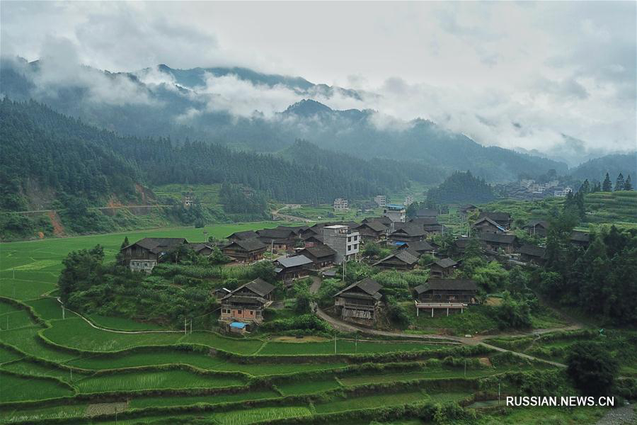 Пелена дождя над дунскими деревнями уезда Жунцзян