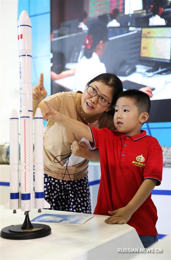 В Чунцине, городе центрального подчинения на юго-западе Китая, проходит 9-я международная ярмарка техники военно-гражданского назначения, которая открылась 21 июня под темой "Военно-гражданская интеграция и инновационное развитие".