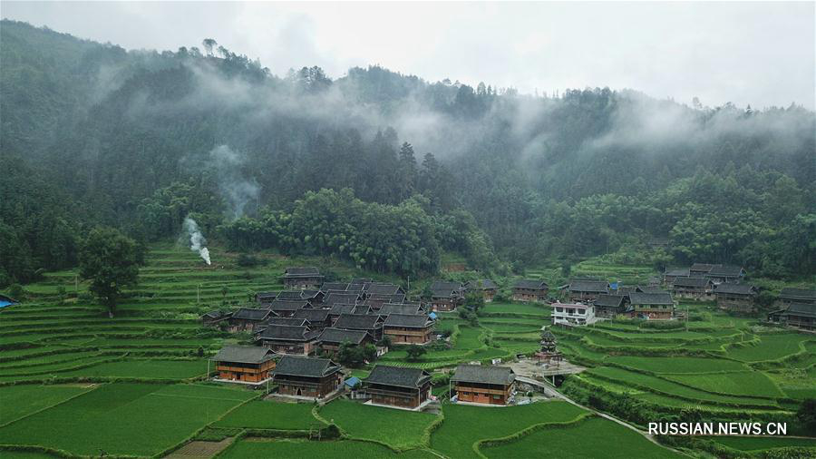 Пелена дождя над дунскими деревнями уезда Жунцзян