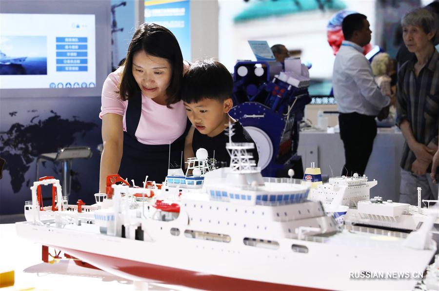 В Чунцине, городе центрального подчинения на юго-западе Китая, проходит 9-я международная ярмарка техники военно-гражданского назначения, которая открылась 21 июня под темой "Военно-гражданская интеграция и инновационное развитие".