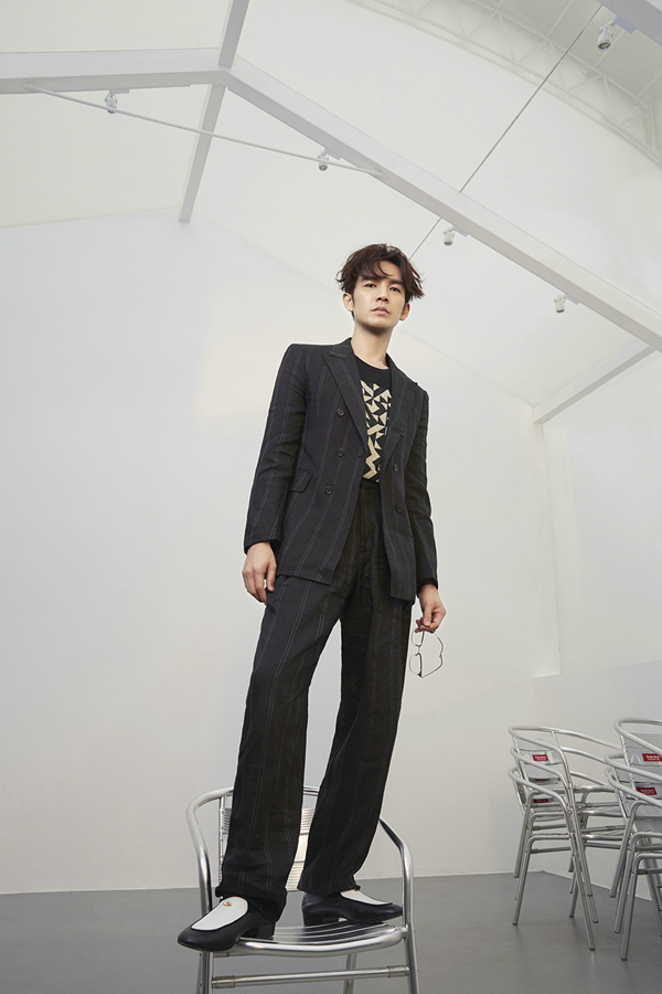 Стильный сянганский звезда Уоллес Чун