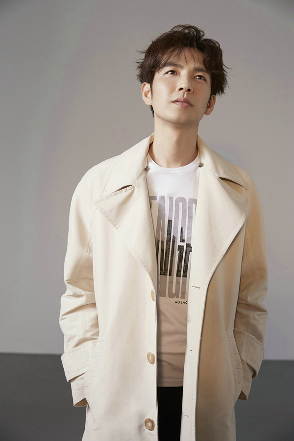 Стильный сянганский звезда Уоллес Чун