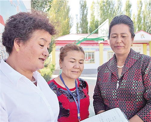 【Реализатор китайской мечты】Секретарь партийной ячейки села Гаймай уезда Инин СУАР Ли Юаньминь – стараюсь быть «своей» для жителей села Гаймай