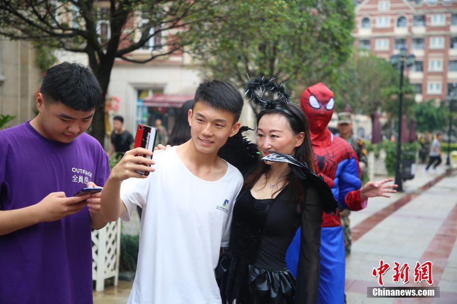 Преподаватели китайского университета воссоздали стили супергероев, чтобы поздравить студентов с наступлением летних каникул