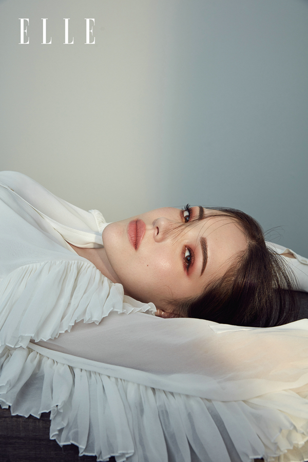 Актриса Сюй Вэйнин украсила обложку модного журнала