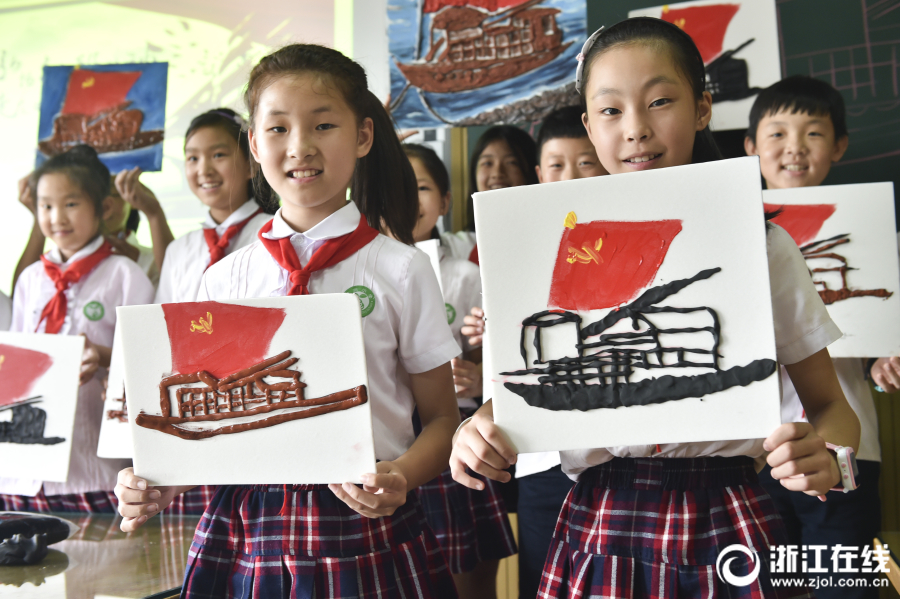 Школьники из уезда Тунлу пров. Чжэцзян приготовили «красные лодки» в честь 97-й годовщины со дня основания КПК