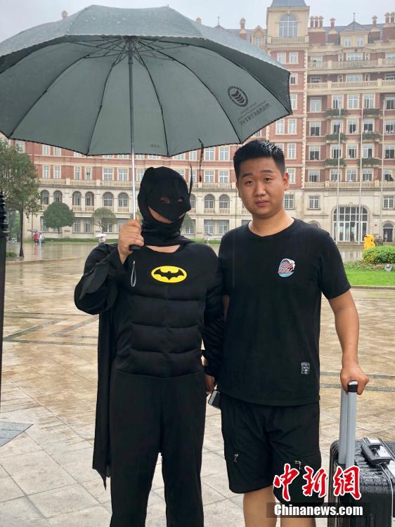 Преподаватели китайского университета воссоздали стили супергероев, чтобы поздравить студентов с наступлением летних каникул Преподаватели китайского университета воссоздали стили супергероев, чтобы поздравить студентов с наступлением летних каникул