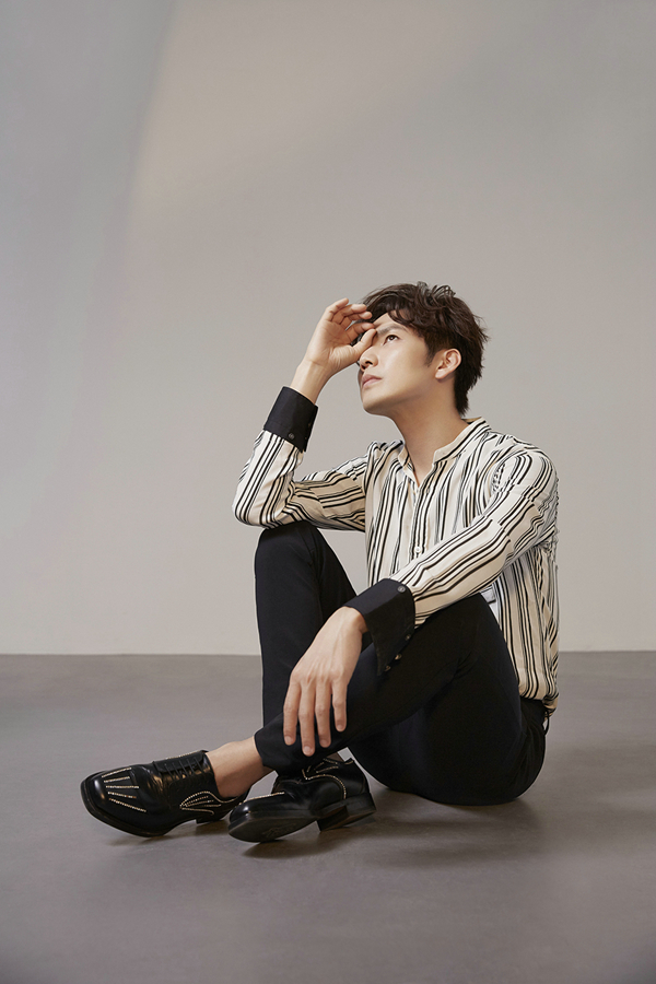 Стильный сянганский звезда Уоллес Чун