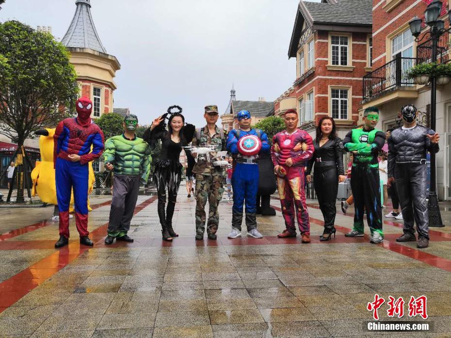 Преподаватели китайского университета воссоздали стили супергероев, чтобы поздравить студентов с наступлением летних каникул