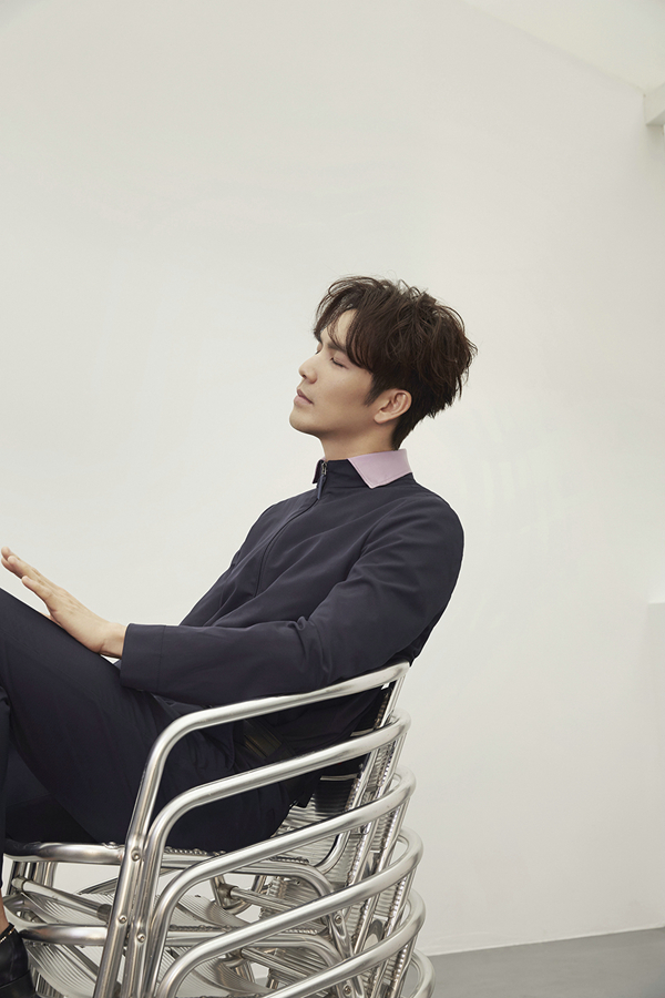 Стильный сянганский звезда Уоллес Чун