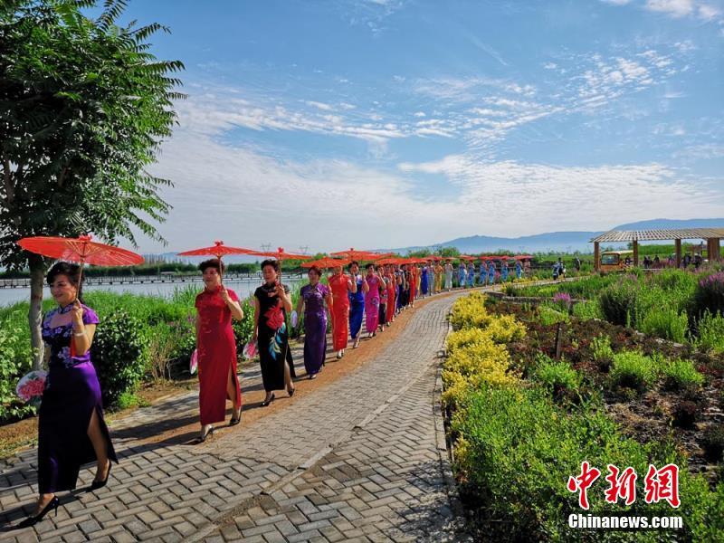 Показ ципао в городе Чжанъе пров. Ганьсу 