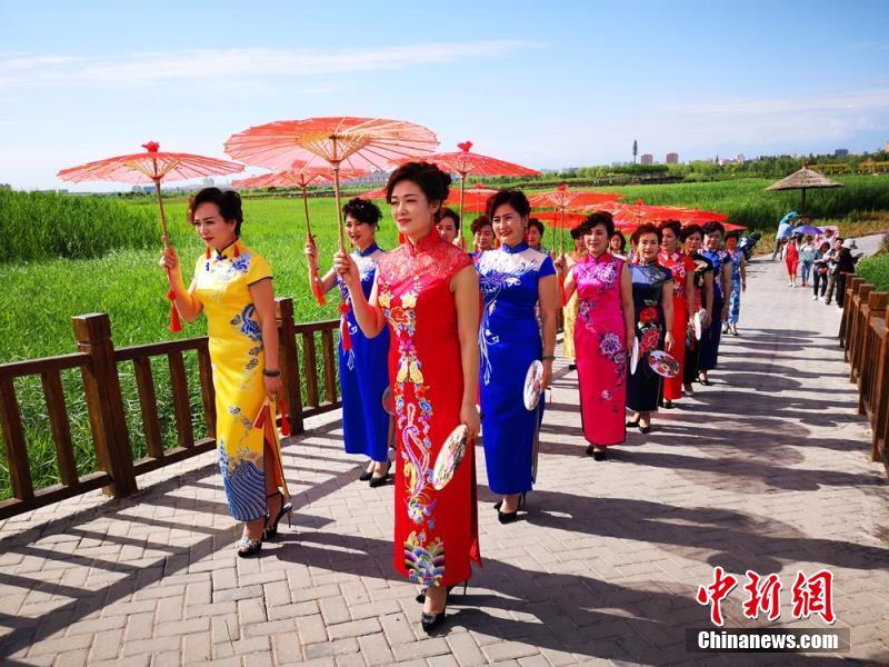 Показ ципао в городе Чжанъе пров. Ганьсу 