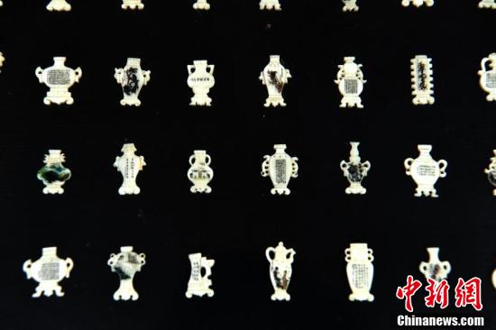 Китаец из города Чунцин вырезает микроскопические иероглифы