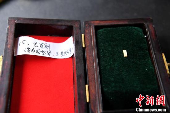 Китаец из города Чунцин вырезает микроскопические иероглифы