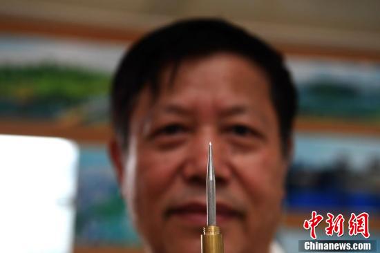 Китаец из города Чунцин вырезает микроскопические иероглифы