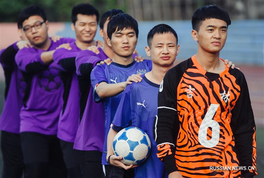 В дни проведения футбольного чемпионата мира футбол -- главная тема разговоров Сунь Дунъюаня и Фань Чанцзе. Слушая прямые трансляции, болея за любимые сборные и игроков, они наслаждаются футбольным праздником. 