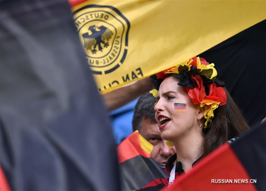 В матче группы F проходящего в России чемпионата мира по футболу 2018 года сборная Германии сегодня в Казани встречается со сборной Республики Корея. На фото -- болельщики команд перед началом игры. 