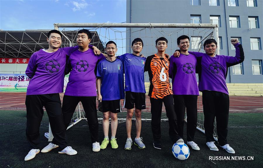 В дни проведения футбольного чемпионата мира футбол -- главная тема разговоров Сунь Дунъюаня и Фань Чанцзе. Слушая прямые трансляции, болея за любимые сборные и игроков, они наслаждаются футбольным праздником. 