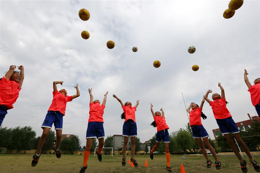 Начальная школа "Гуйи" -- обычная сельская школа в уезде Таньчэн провинции Шаньдун /Восточный Китай/. В этой школе создана женская футбольная команда, в которой играют 16 девочек из крестьянских семей в возрасте от 10 до 13 лет.