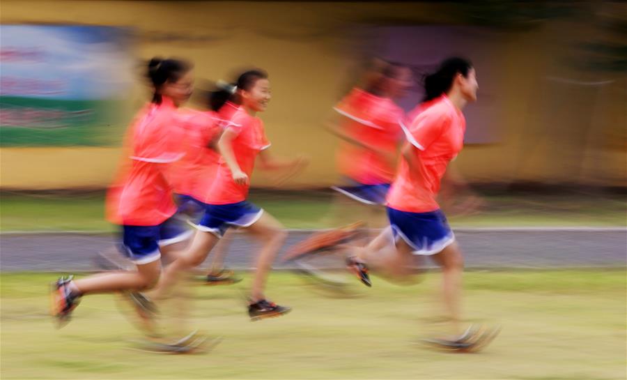 Начальная школа "Гуйи" -- обычная сельская школа в уезде Таньчэн провинции Шаньдун /Восточный Китай/. В этой школе создана женская футбольная команда, в которой играют 16 девочек из крестьянских семей в возрасте от 10 до 13 лет. Начальная школа "Гуйи" -- обычная сельская школа в уезде Таньчэн провинции Шаньдун /Восточный Китай/. В этой школе создана женская футбольная команда, в которой играют 16 девочек из крестьянских семей в возрасте от 10 до 13 лет.