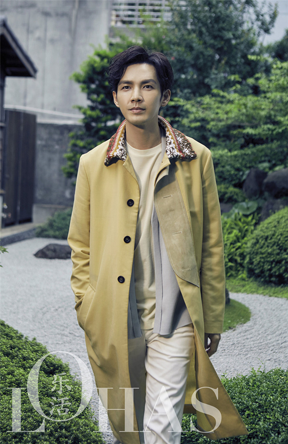  Сянганский звезда Уоллес Чун позирует для модного журнала