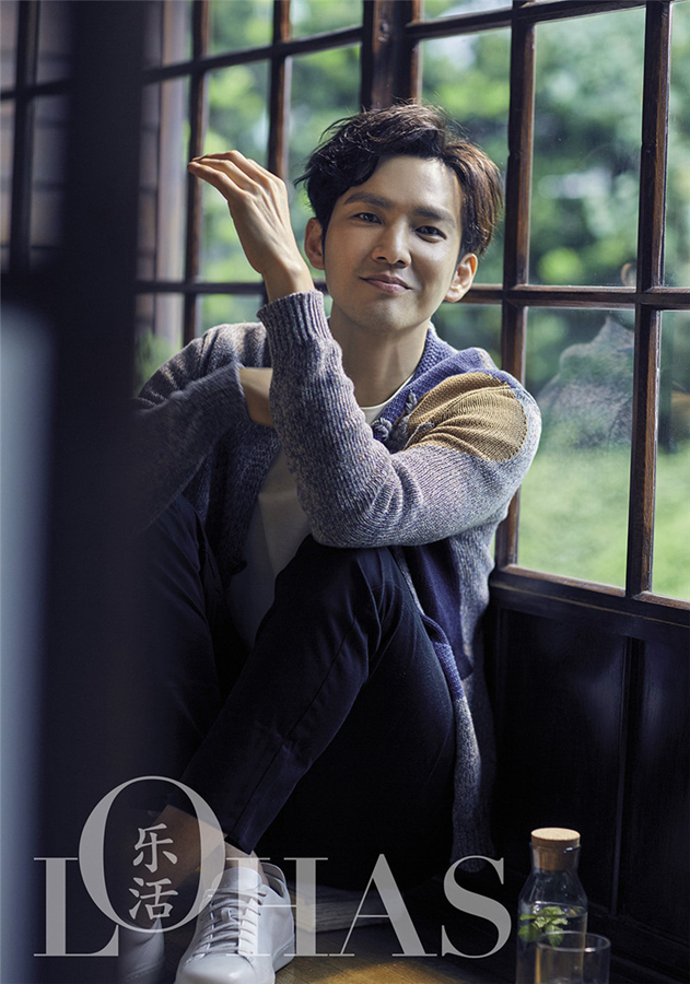  Сянганский звезда Уоллес Чун позирует для модного журнала