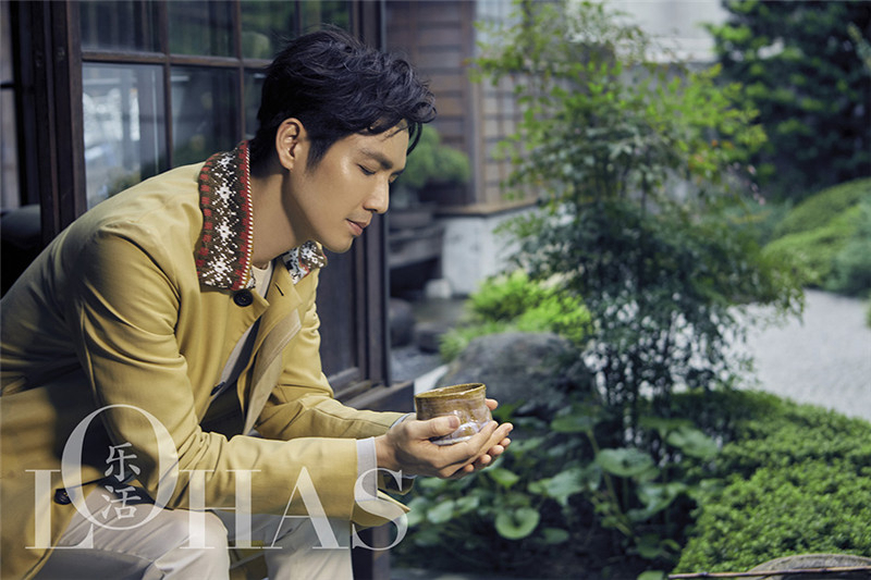  Сянганский звезда Уоллес Чун позирует для модного журнала