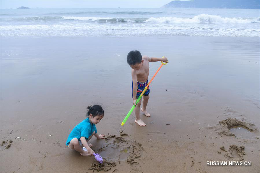 В прибрежном ландшафтном парке "Чжуцзяцзянь" начинается пик туристического сезона