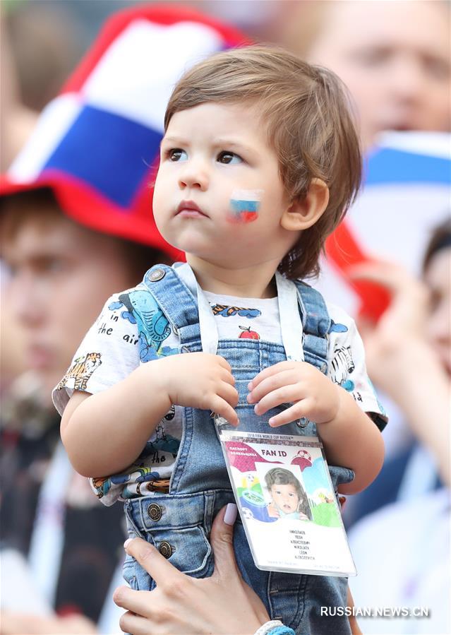 Москва, 1 июля /Синьхуа/ -- В матче 1/8 финала проходящего в России чемпионата мира по футболу 2018 года сборная Испании сегодня в Москве встречается со сборной хозяев турнира. На фото -- болельщици команд перед началом игры. (Синьхуа)