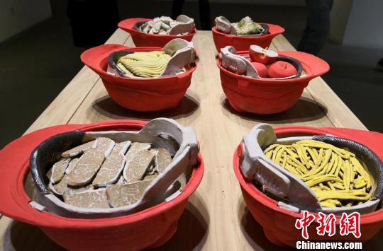 «Блюда» из гончарной глины на выставке Креативных гончарных изделий в Ланьчжоу