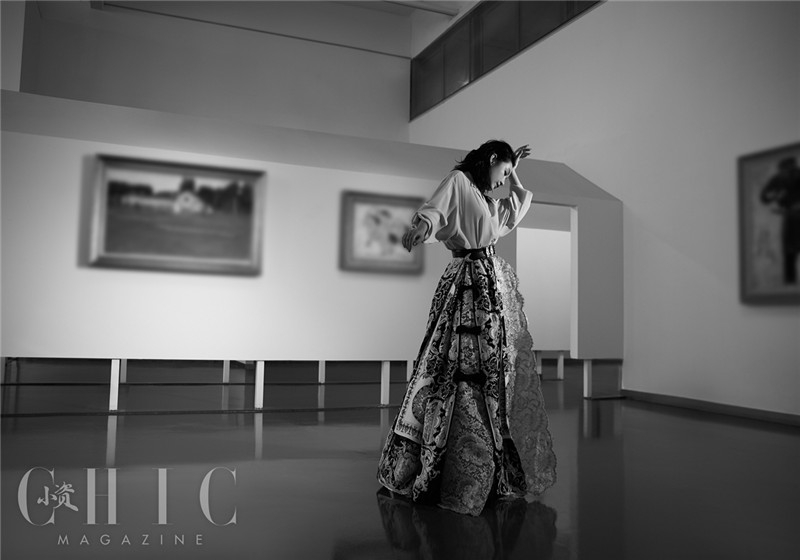 Очаровательная артиста Цинь Хайлу попала на обложку модного журнала