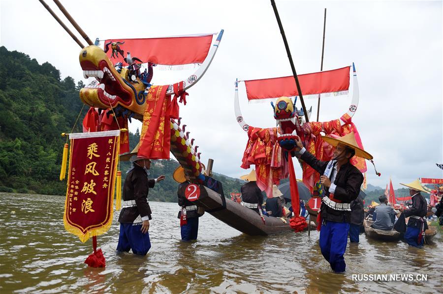 Мяоский фестиваль челнов-драконов -- это традиционный праздник национальности мяо, который проходит в уездах Тайцзян и Шибин Цяньдуннань-Мяо-Дунского автономного округа провинции Гуйчжоу /Юго-Западный Китай/ ежегодно в третью декаду 5-го месяца по лунному календарю.