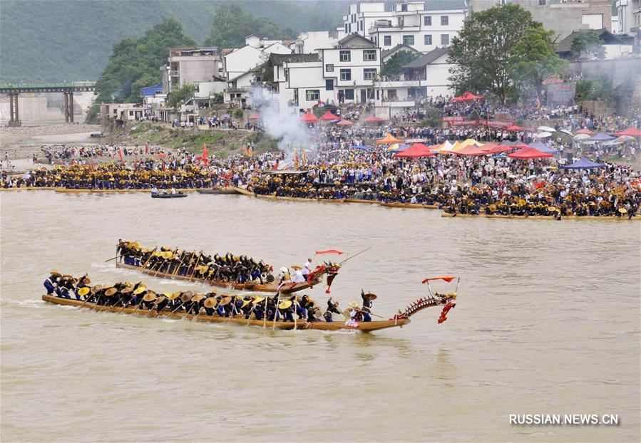 Мяоский фестиваль челнов-драконов -- это традиционный праздник национальности мяо, который проходит в уездах Тайцзян и Шибин Цяньдуннань-Мяо-Дунского автономного округа провинции Гуйчжоу /Юго-Западный Китай/ ежегодно в третью декаду 5-го месяца по лунному календарю.