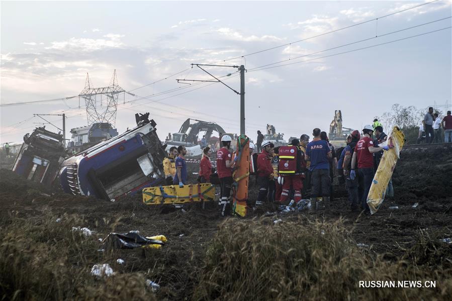 Число жертв схода поезда с рельсов, произошедшего в воскресенье на северо-западе Турции, возросло до 24 человек. 