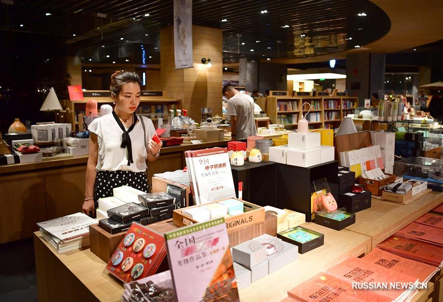 В последние годы в крупных китайских городах появляется все больше книжных магазинов с высоким "показателем лица". Такие магазины отличаются оригинальным дизайном, модным интерьером, богатством ассортимента и многофункциональностью.