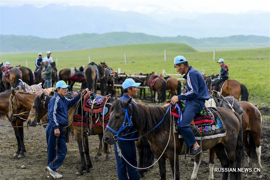 У посетителей ландшафтного парка "Нарат" в Синьцзян-Уйгурском автономном районе /Северо-Западный Китай/ особой популярностью пользуются туристические прогулки верхом на лошадях.